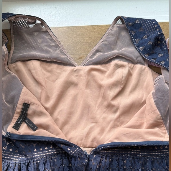 Bcbgmaxazria Women’s Camielle Mini Dress SZ 8  Sleeveless V Neck Lace Color Navy - Picture 9 of 9